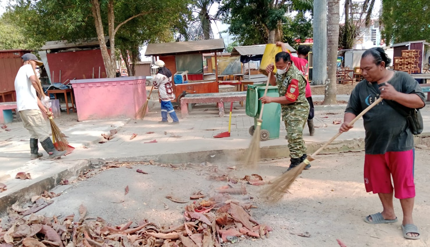 Anggota Koramil Kelapa Kampit Sertu I Kadek Edi P. Lakukan Kegiatan Jumat Bersih di Desa Senyubuk 7 Anggota Koramil Kelapa Kampit Sertu I Kadek Edi P. Lakukan Kegiatan Jumat Bersih di Desa Senyubuk