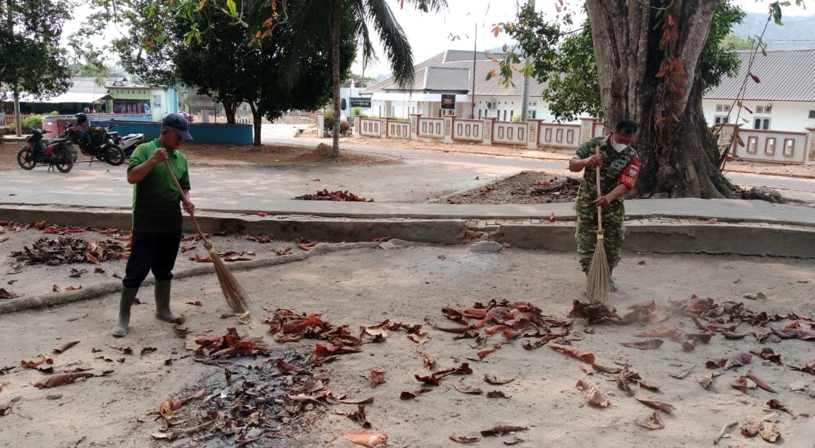 Anggota Koramil Kelapa Kampit Sertu I Kadek Edi P. Lakukan Kegiatan Jumat Bersih di Desa Senyubuk 8 AddText 10 09 11.54.01