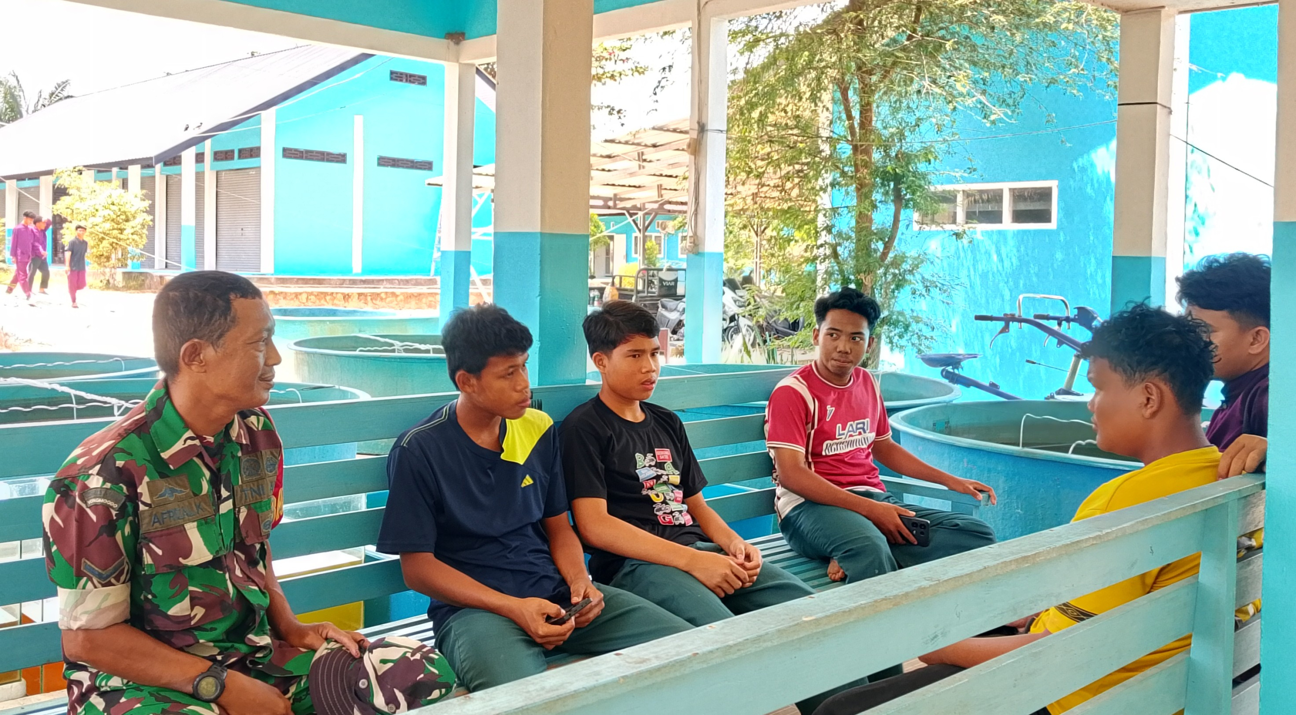 Berikan Edukasi Pergaulan Sehat ke Siswa, Sertu Afrizal Kurniawan Komsos di SMKN 1 Dendang 8 AddText 10 09 12.48.45 scaled