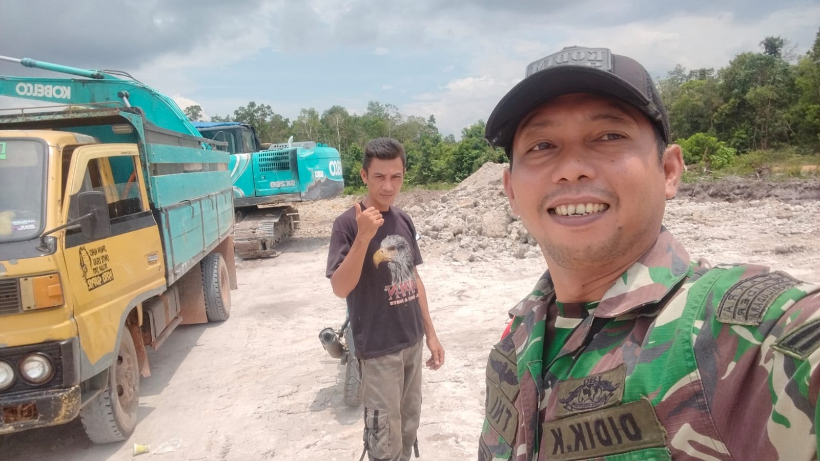 Babinsa Sertu Didi K Monitoring Lahan Kaolin PT Sri Yudi di Desa Perpat: Silaturahmi dan Kamtibmas 8 AddText 10 10 03.45.40