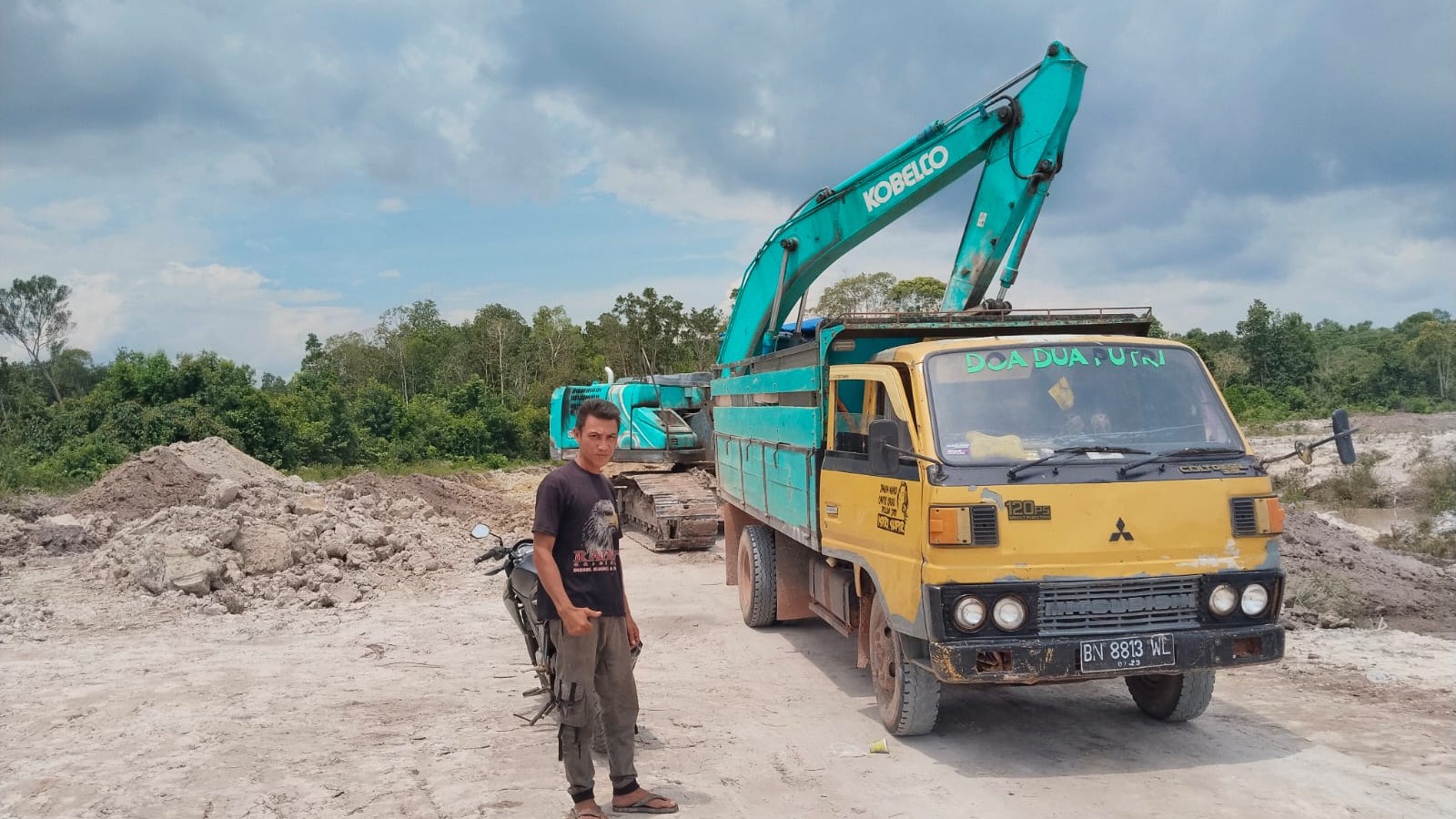 Babinsa Sertu Didi K Monitoring Lahan Kaolin PT Sri Yudi di Desa Perpat: Silaturahmi dan Kamtibmas 9 AddText 10 10 03.46.02