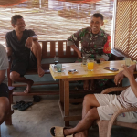 Di Desa Nyuruk, Sertu Joko Nugroho Komsos Bersama Warga dan Sosialisasikan Rekrutmen TNI AD