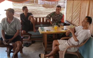 Di Desa Nyuruk, Sertu Joko Nugroho Komsos Bersama Warga dan Sosialisasikan Rekrutmen TNI AD
