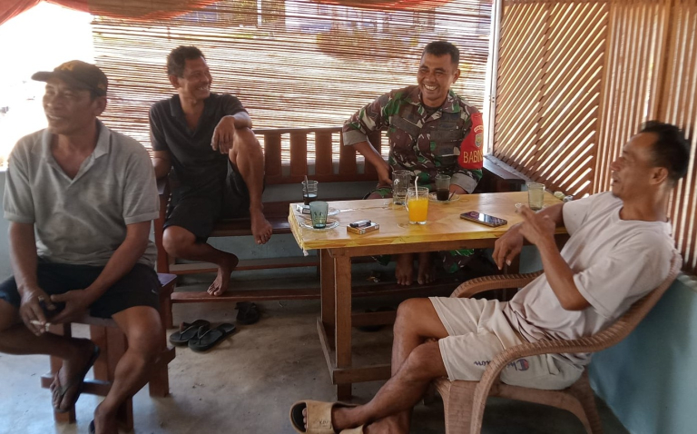 Di Desa Nyuruk, Sertu Joko Nugroho Komsos Bersama Warga dan Sosialisasikan Rekrutmen TNI AD