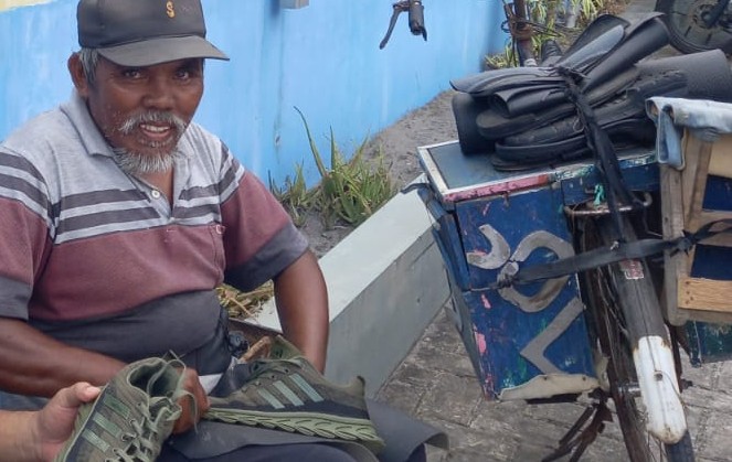 Mengayuh Sepeda, Menjemput Rezeki: Kisah Pak Syarif, Tukang Sol Sepatu Keliling di Belitung