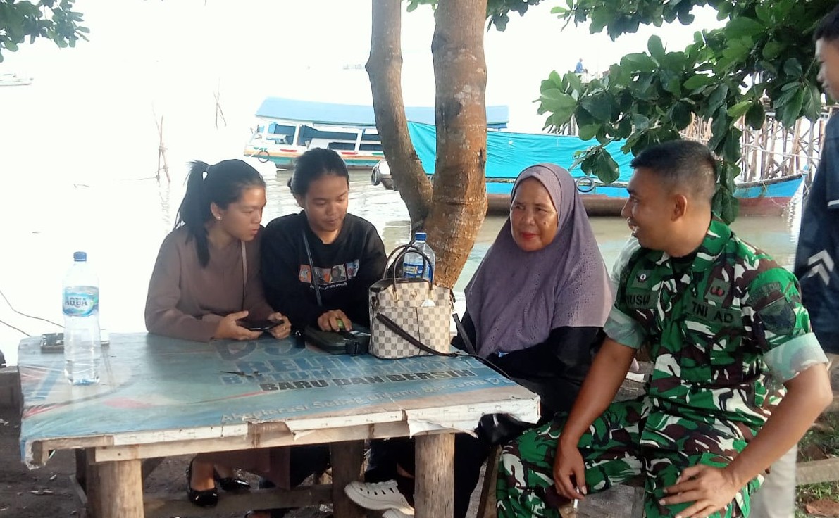 Komsos di Pelabuhan Teluk Gembira, Babinsa Serka Yusup Ingatkan Pentingnya Keselamatan Pelayaran 8 AddText 10 11 02.54.17