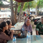 Komsos di Pelabuhan Teluk Gembira, Babinsa Serka Yusup Ingatkan Pentingnya Keselamatan Pelayaran