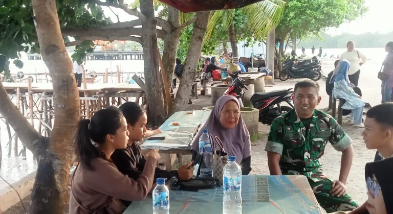 Komsos di Pelabuhan Teluk Gembira, Babinsa Serka Yusup Ingatkan Pentingnya Keselamatan Pelayaran