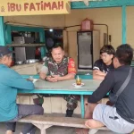 Pererat Silaturahmi, Babinsa Serka Suherman Komsos dengan Warga Binaan di Warkop Pasar Gantung