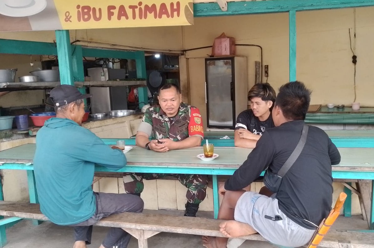 Pererat Silaturahmi, Babinsa Serka Suherman Komsos dengan Warga Binaan di Warkop Pasar Gantung 7 Pererat Silaturahmi, Babinsa Serka Suherman Komsos dengan Warga Binaan di Warkop Pasar Gantung