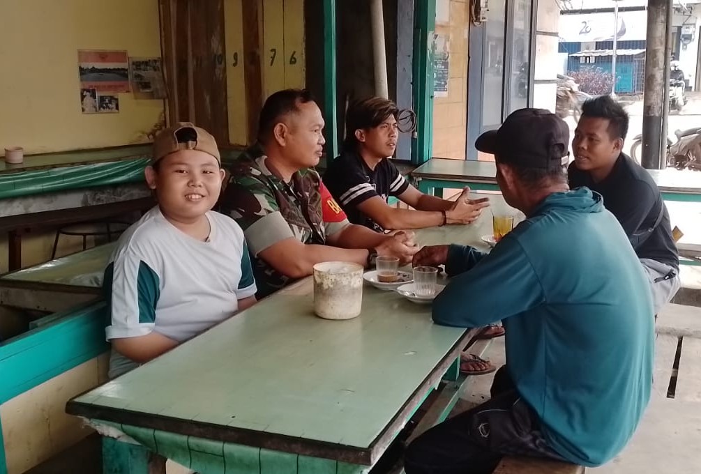 Pererat Silaturahmi, Babinsa Serka Suherman Komsos dengan Warga Binaan di Warkop Pasar Gantung 8 AddText 10 11 03.02.39