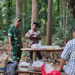 Babinsa Padang Kandis Serka Yusup Komsos dengan Warga, Bahas Kamtibmas dan Keamanan Wilayah