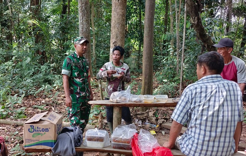 Babinsa Padang Kandis Serka Yusup Komsos dengan Warga, Bahas Kamtibmas dan Keamanan Wilayah 7 Babinsa Padang Kandis Serka Yusup Komsos dengan Warga, Bahas Kamtibmas dan Keamanan Wilayah