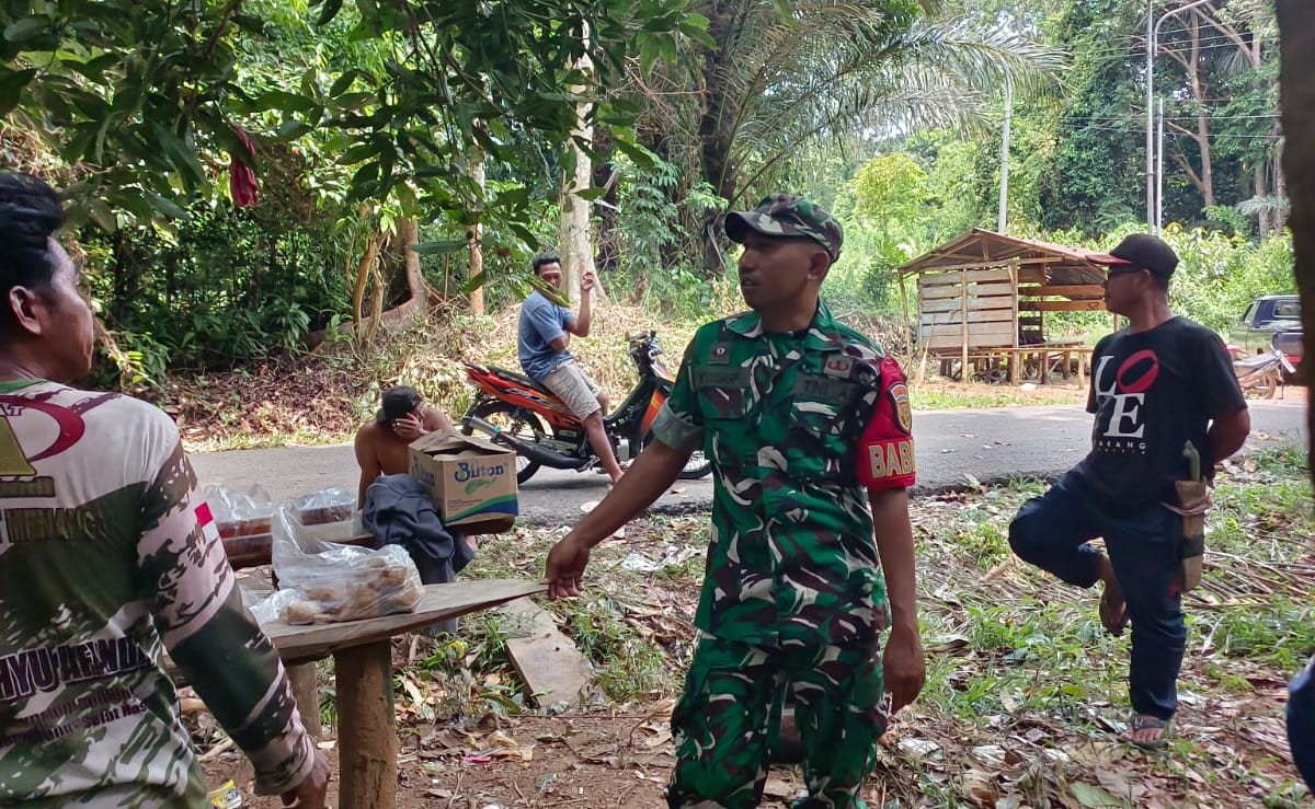 Babinsa Padang Kandis Serka Yusup Komsos dengan Warga, Bahas Kamtibmas dan Keamanan Wilayah 8 AddText 10 13 01.36.15