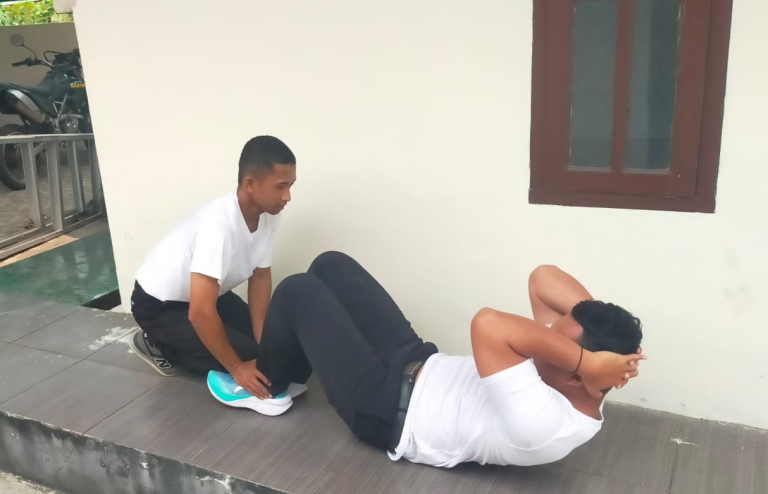 Babinsa Serma Anis Lakukan Cek Fisik Calon Prajurit TNI AD di Makoramil 01/Tanjungpandan