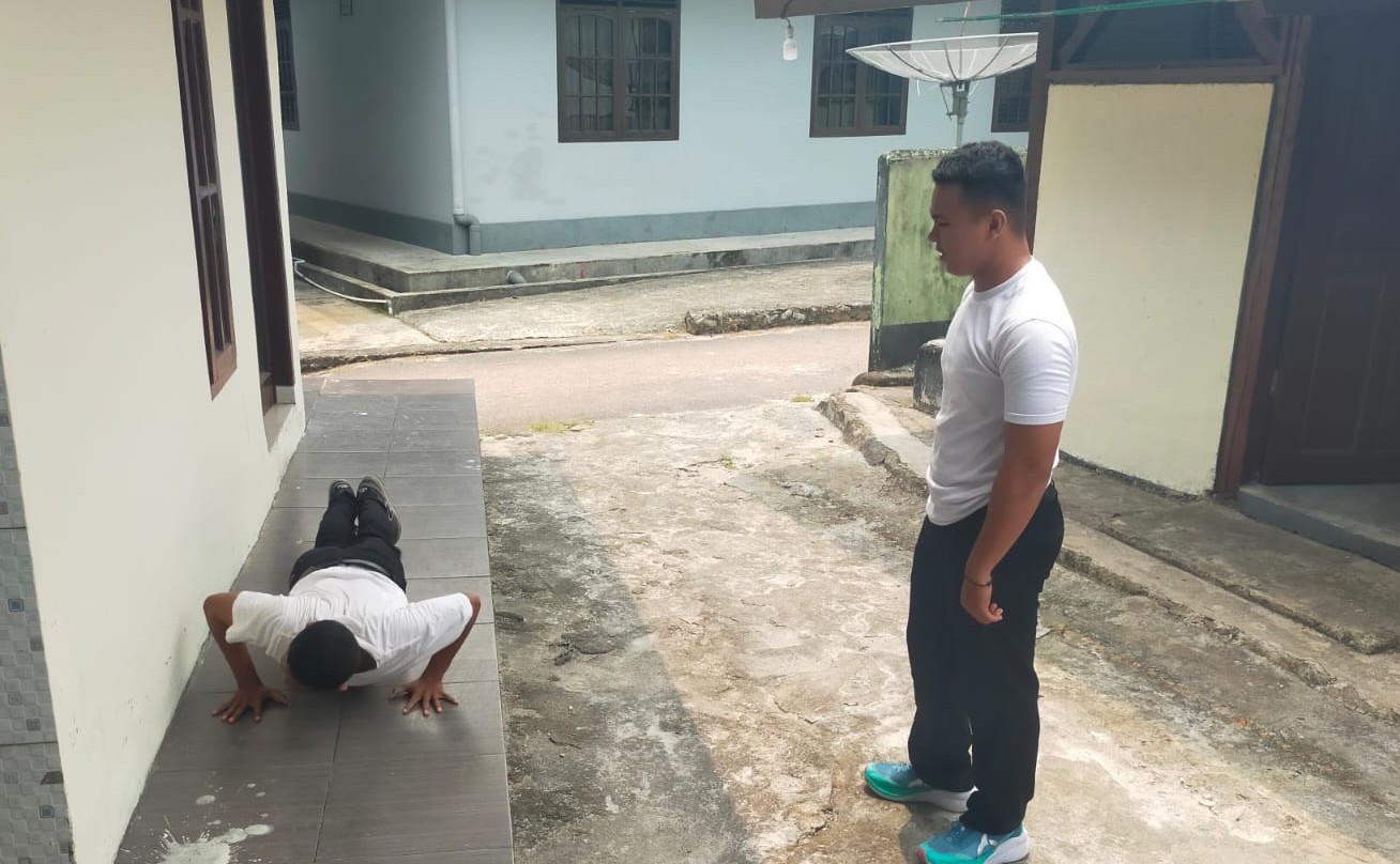 Babinsa Serma Anis Lakukan Cek Fisik Calon Prajurit TNI AD di Makoramil 01/Tanjungpandan 9 AddText 10 13 01.44.26