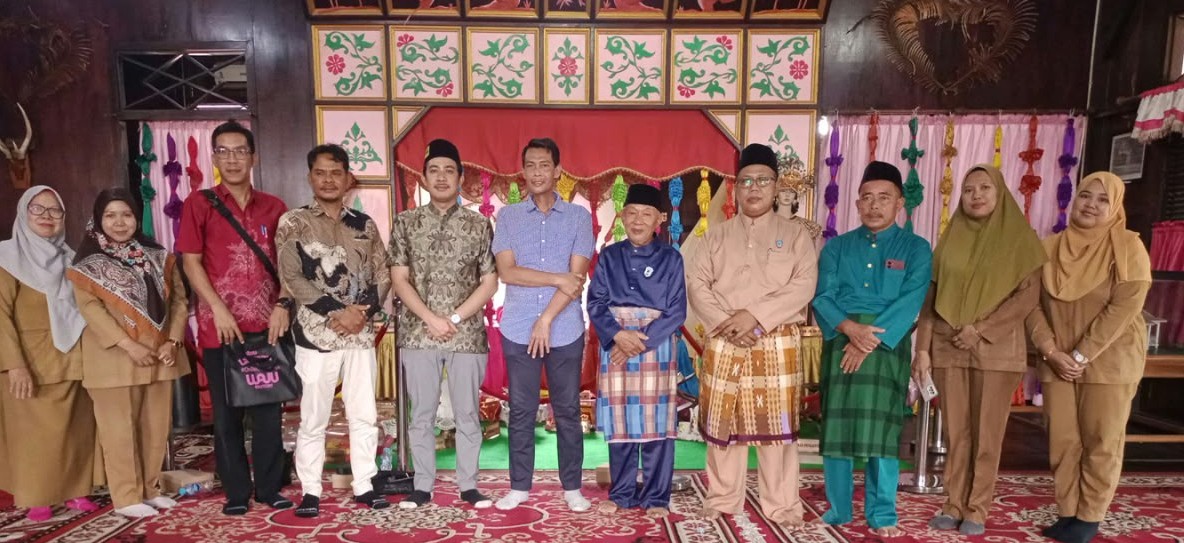 Gali Nilai Adat dan Budaya Melayu, Tim Komisi III DPRD Bangka Barat Kunjungi Rumah Adat Belitung 8 AddText 10 13 11.55.37