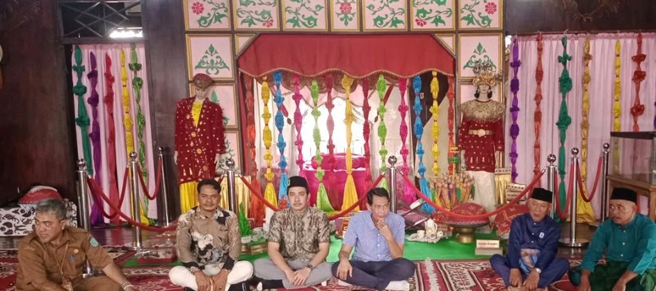 Gali Nilai Adat dan Budaya Melayu, Tim Komisi III DPRD Bangka Barat Kunjungi Rumah Adat Belitung 9 AddText 10 13 12.04.04