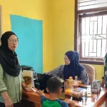 Di Desa Dendang, Babinsa Sertu Afrizal Kurniawan Jalin Komsos Bersama Staf Kantor Desa