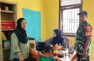 Di Desa Dendang, Babinsa Sertu Afrizal Kurniawan Jalin Komsos Bersama Staf Kantor Desa