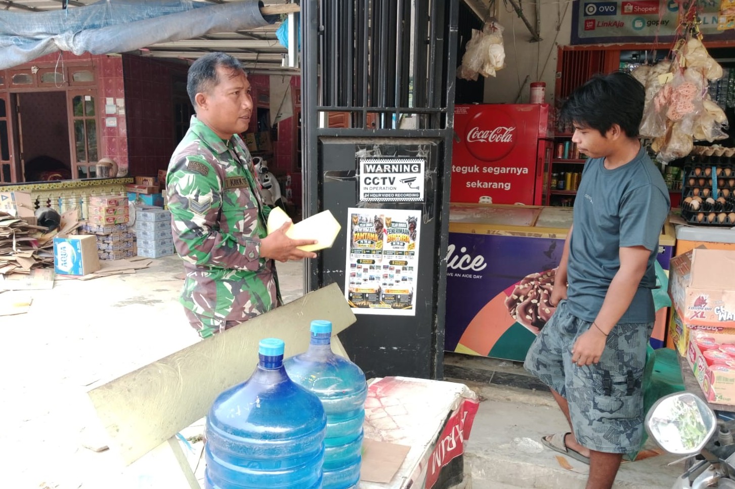 Sertu I Kadek Edi P dari Koramil Kelapa Kampit Sosialisasi Rekrutmen TNI AD Gelombang I Tahun 2027 8 AddText 10 15 02.15.39