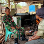 Babinsa Sertu Haifrizar Jalin Komsos dengan Pengrajin Pandai Besi di Ganse Nujau Gantung