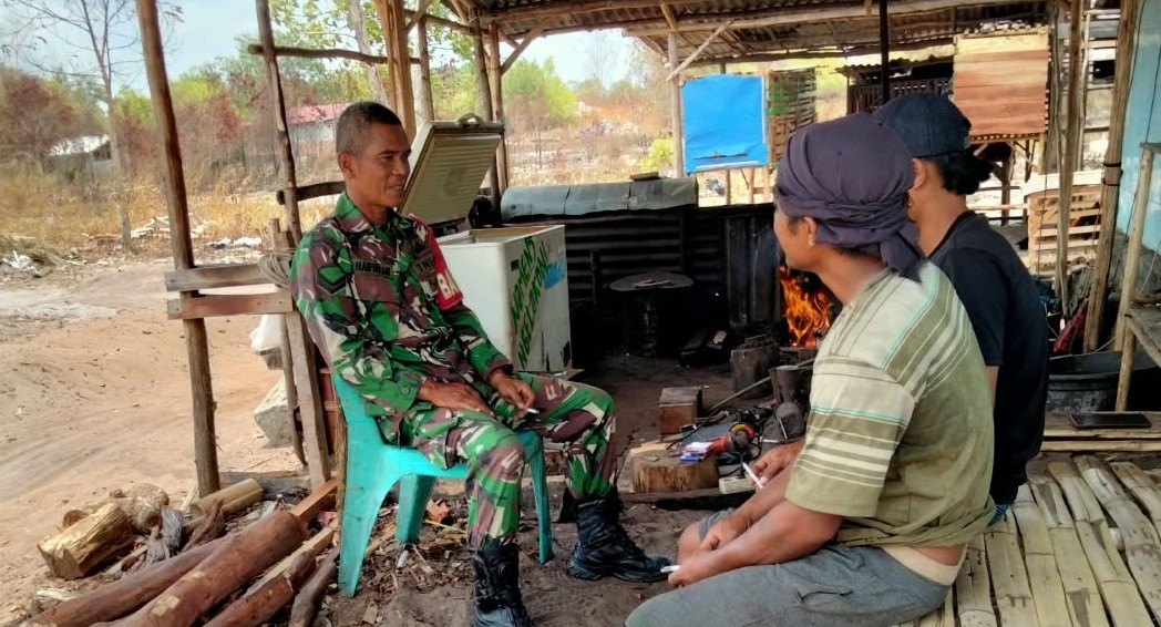 Babinsa Sertu Haifrizar Jalin Komsos dengan Pengrajin Pandai Besi di Ganse Nujau Gantung