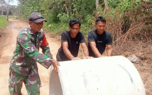 Di Padang Kandis,Serka Yusup Gelar Gotong Royong Dengan Warga Pasang Gorong-Gorong Buat Akses Jalan
