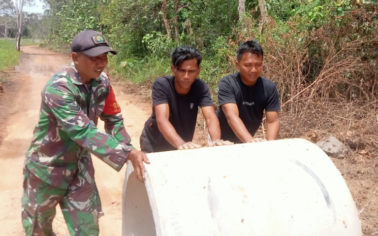 Di Padang Kandis,Serka Yusup Gelar Gotong Royong Dengan Warga Pasang Gorong-Gorong Buat Akses Jalan