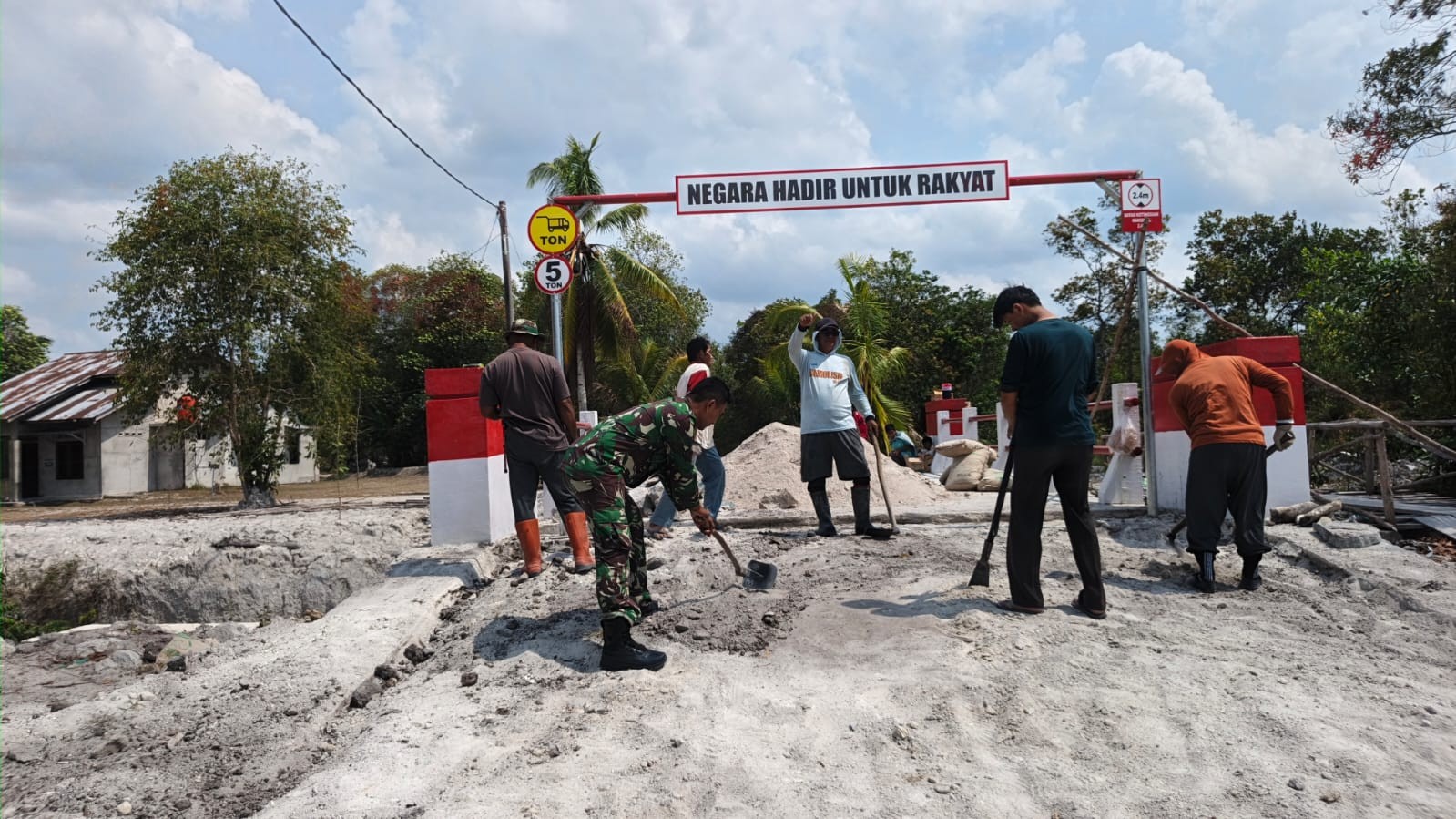 Serka Astiyandi dan Warga Lakukan Pemelesteran Lantai Jembatan Garuda Merah Putih di Desa APJ 8 AddText 10 18 03.32.08