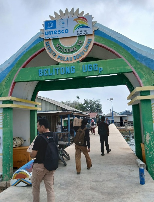 Diterjang Ombak Lebih 1 Jam,5 Komisioner KPU Beltim Datangi Pulau Bukulimau untuk Edukasi Demokrasi 11 AddText 10 18 07.02.45