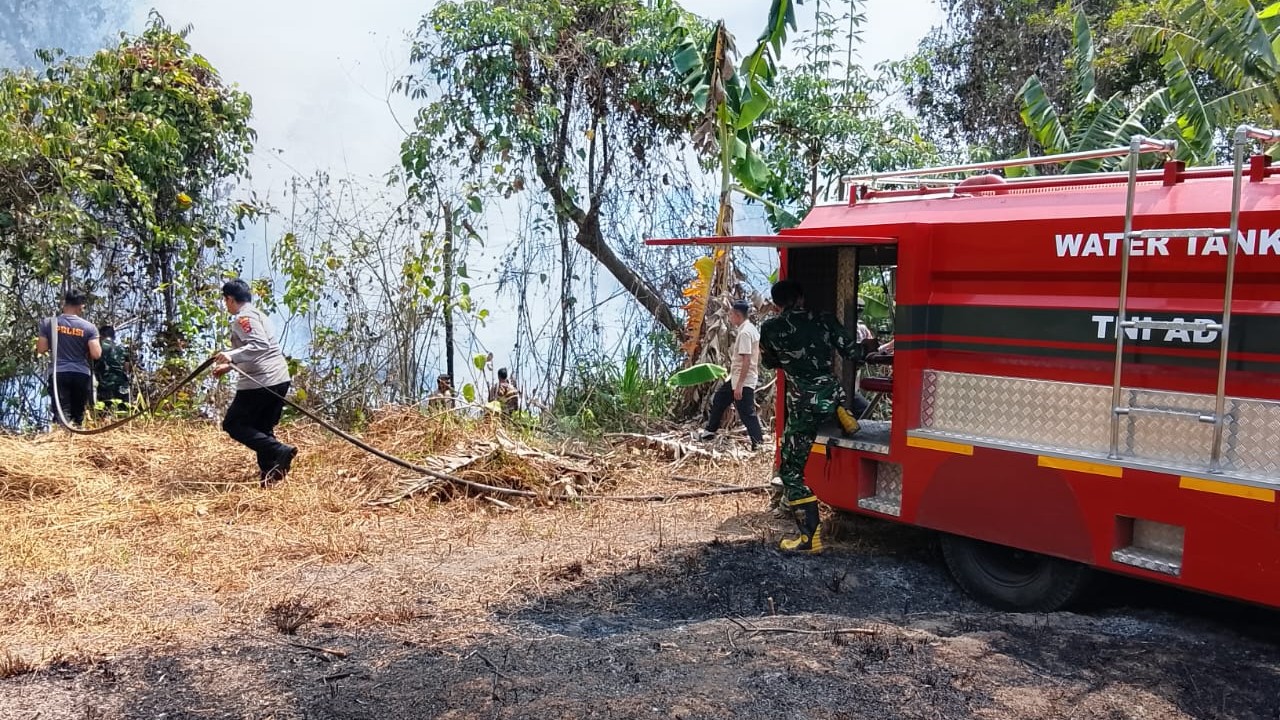 Kebakaran Lahan Kosong Seluas 3 Hektare di Air Merbau Belitung Berhasil Dipadamkan 8 AddText 10 19 02.36.38