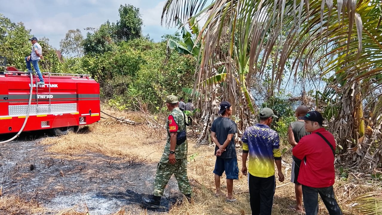 Kebakaran Lahan Kosong Seluas 3 Hektare di Air Merbau Belitung Berhasil Dipadamkan 9 AddText 10 19 02.36.56