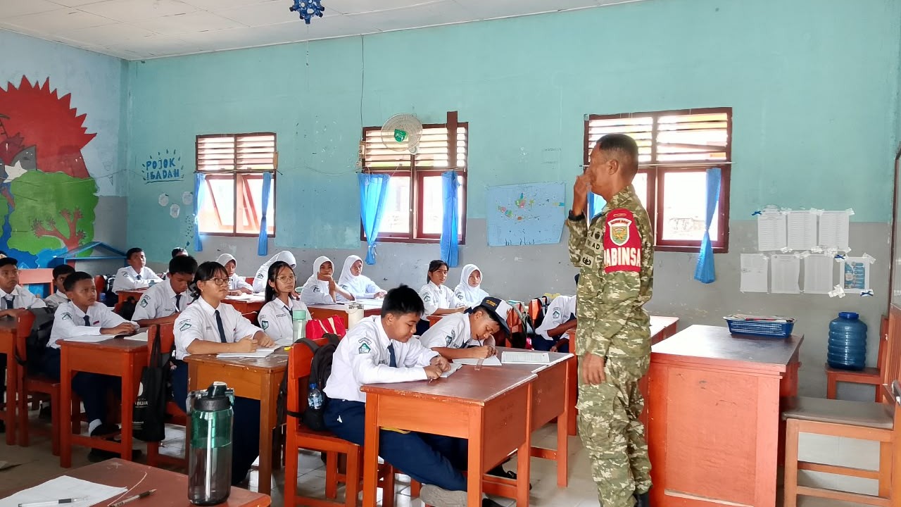 Cegah Bullying di Sekolah, Sertu Afrizal Kurniawan Berikan Motivasi kepada Siswa SMPN 1 Gantung 9 AddText 10 20 02.00.04