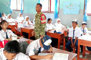 Cegah Bullying di Sekolah, Sertu Afrizal Kurniawan Berikan Motivasi kepada Siswa SMPN 1 Gantung