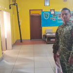 Babinsa Sertu Didi K. Monitoring Pemberian Obat Kaki Gajah, Pererat Silaturahmi dengan Warga Perpat