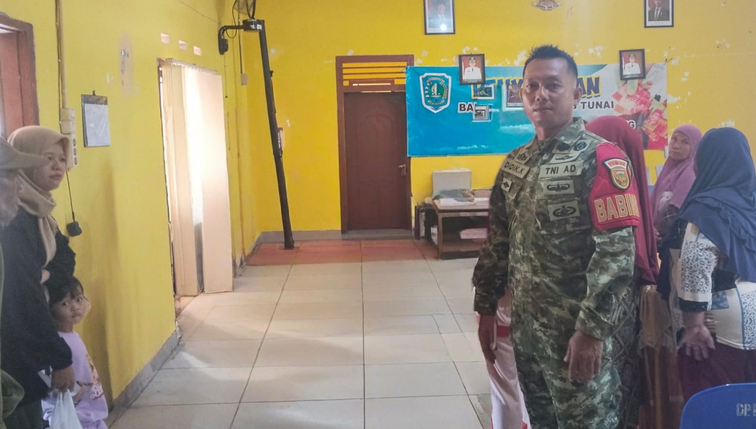 Babinsa Sertu Didi K. Monitoring Pemberian Obat Kaki Gajah, Pererat Silaturahmi dengan Warga Perpat