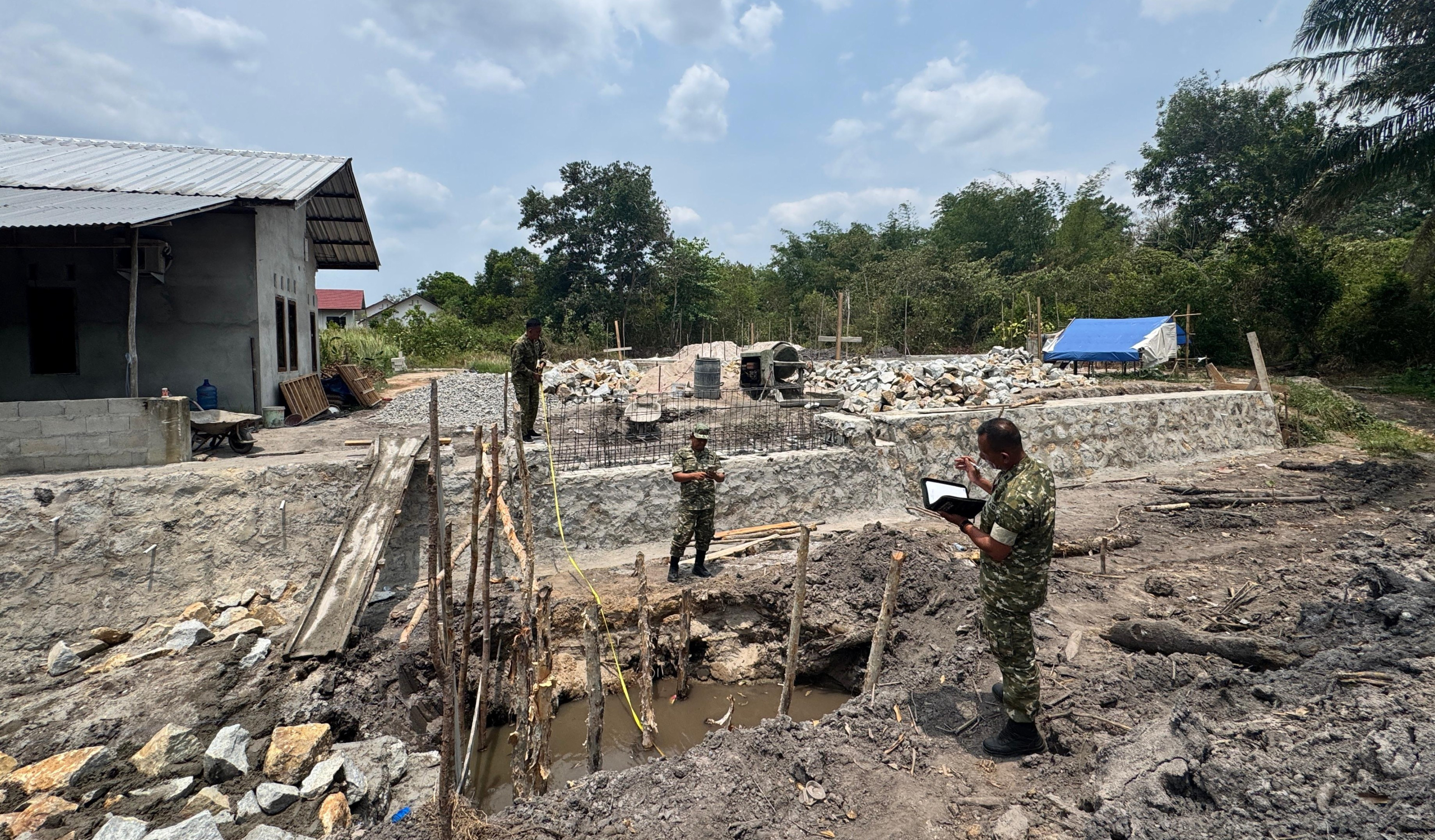 Pengawas Zidam II/SWJ Cek Jembatan Air Sambas Didampingi Pelda Suminto dari Koramil Tanjungpandan 9 AddText 10 21 04.32.45 scaled