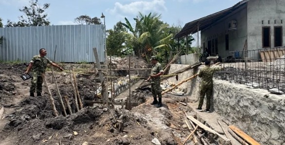 Pengawas Zidam II/SWJ Cek Jembatan Air Sambas Didampingi Pelda Suminto dari Koramil Tanjungpandan