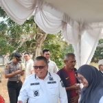 Babinsa Koramil 414-03/Gantung Serka Suherman, Monitoring Operasi Pasar Murah di Desa Lenggang