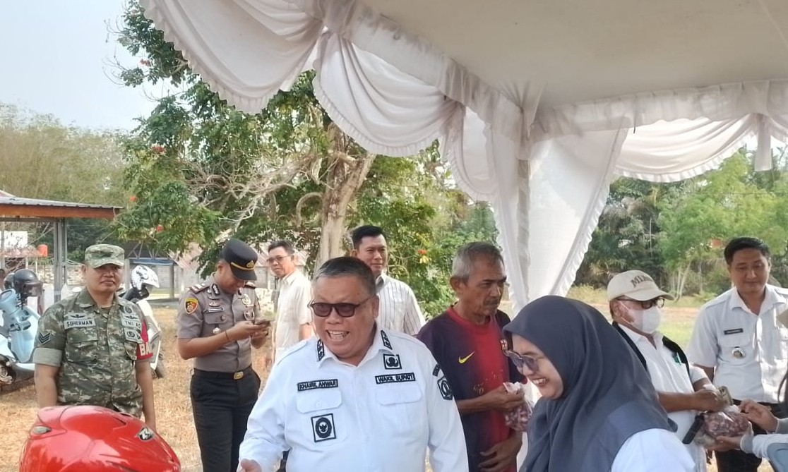 Babinsa Koramil 414-03/Gantung Serka Suherman, Monitoring Operasi Pasar Murah di Desa Lenggang 7 Babinsa Koramil 414-03/Gantung Serka Suherman, Monitoring Operasi Pasar Murah di Desa Lenggang
