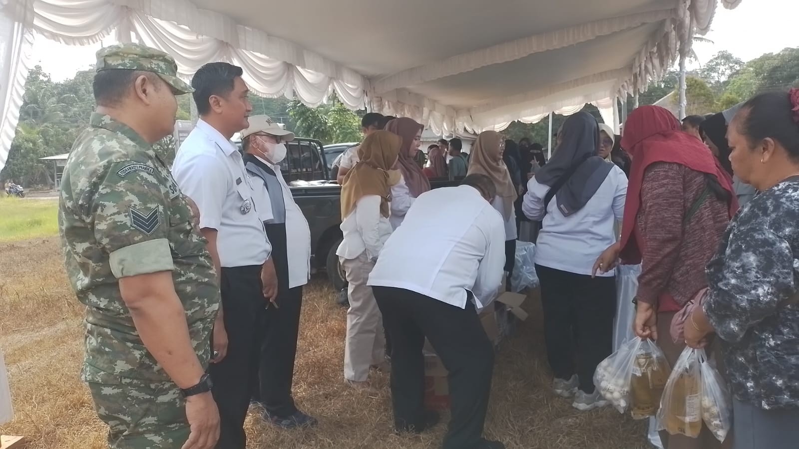 Babinsa Koramil 414-03/Gantung Serka Suherman, Monitoring Operasi Pasar Murah di Desa Lenggang 8 AddText 10 21 11.23.27