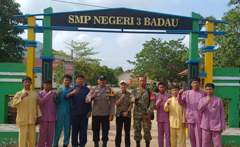 Babinsa Sertu Suprapto Hadiri Market Day SMP Negeri 3 Badau
