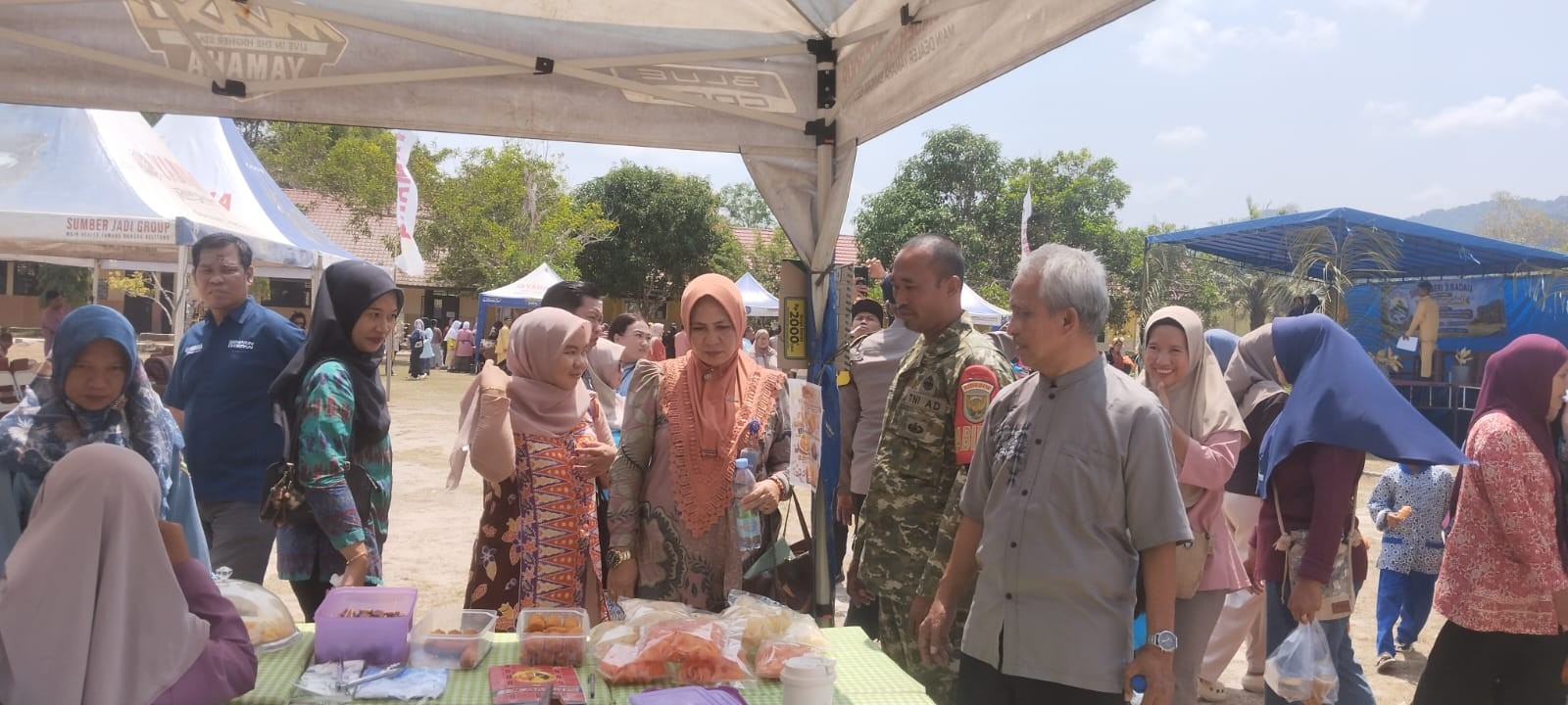 Babinsa Sertu Suprapto Hadiri Market Day SMP Negeri 3 Badau 9 AddText 10 22 11.48.28