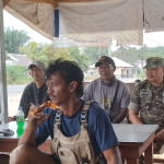 Babinsa Serka Suherman Gelar Komsos Bersama Warga Desa Jangkar Asam