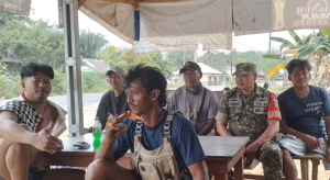 Babinsa Serka Suherman Gelar Komsos Bersama Warga Desa Jangkar Asam