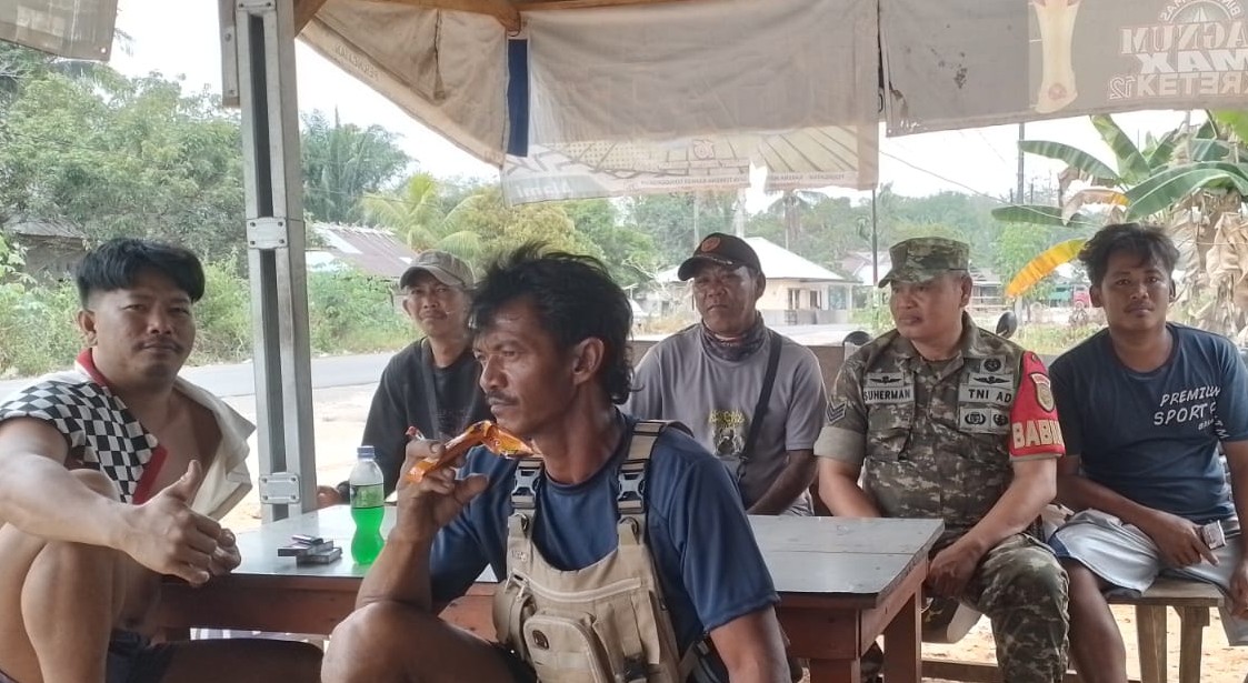 Babinsa Serka Suherman Gelar Komsos Bersama Warga Desa Jangkar Asam
