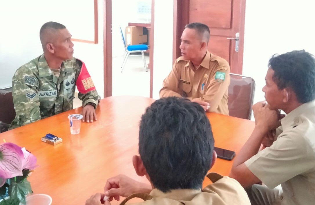 Babinsa Sertu Haifrizar Komsos dengan Kades dan Kadus Batu Penyu, Bahas Karhutla dan Kamtibmas 7 Babinsa Sertu Haifrizar Komsos dengan Kades dan Kadus Batu Penyu, Bahas Karhutla dan Kamtibmas