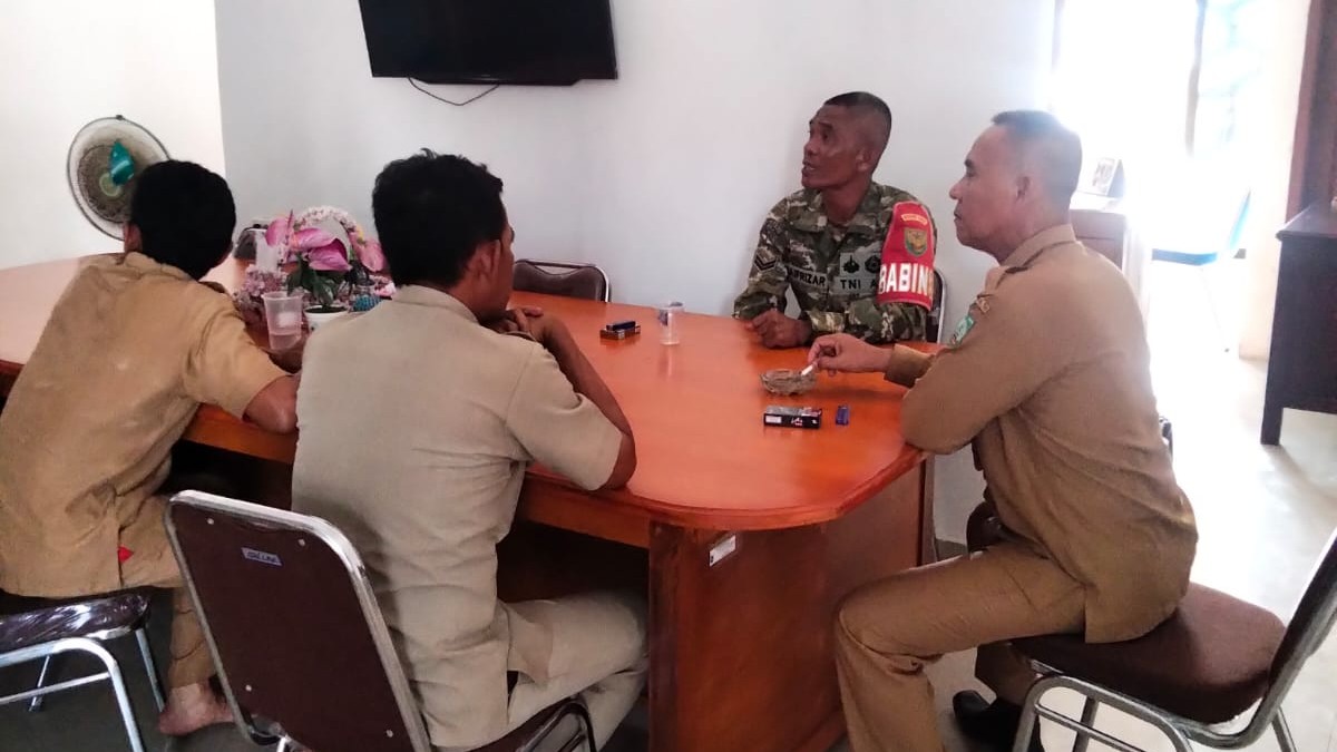Babinsa Sertu Haifrizar Komsos dengan Kades dan Kadus Batu Penyu, Bahas Karhutla dan Kamtibmas 8 AddText 10 23 02.42.49