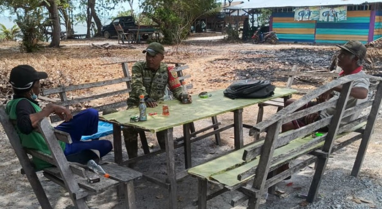 Sertu Wawan Komsos dengan Nelayan Desa Batu Itam: Imbau Jaga Hutan Lindung dan Keselamatan Melaut